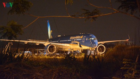 vietnam airlines brings home 50 stranded italians due to covid-19 hinh 0