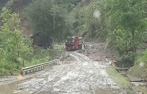 flash floods, landslides kill 3 in northern vietnam hinh 0
