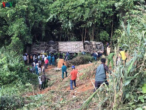 tragic bus accident leaves 5 dead and 32 injured in photos hinh 2