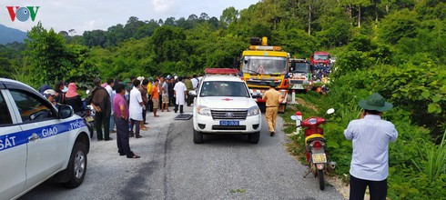 tragic bus accident leaves 5 dead and 32 injured in photos hinh 3