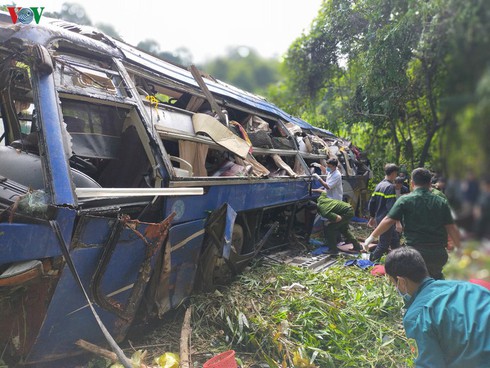 tragic bus accident leaves 5 dead and 32 injured in photos hinh 4