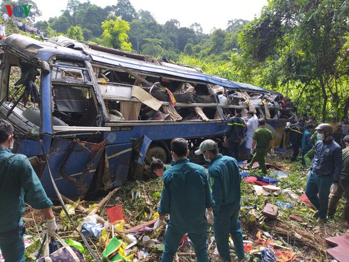 tragic bus accident leaves 5 dead and 32 injured in photos hinh 7