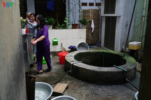 ageing underground wells in the heart of hanoi hinh 1