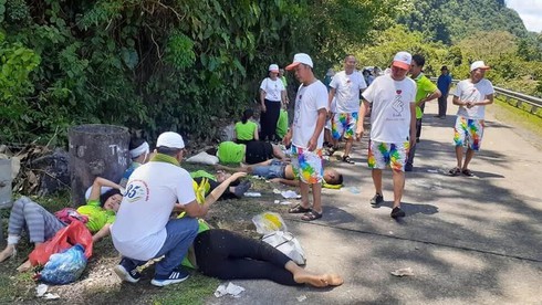 bus turns turtle in central vietnam, 8 die, dozens injured hinh 0