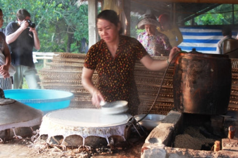 cai rang traditional craft village serves visitors with hu tieu noodle hinh 0