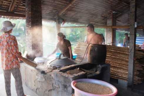 cai rang traditional craft village serves visitors with hu tieu noodle hinh 1