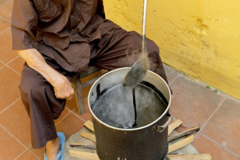 learning how to make sweet soup of black sesame seeds in hoi an hinh 4