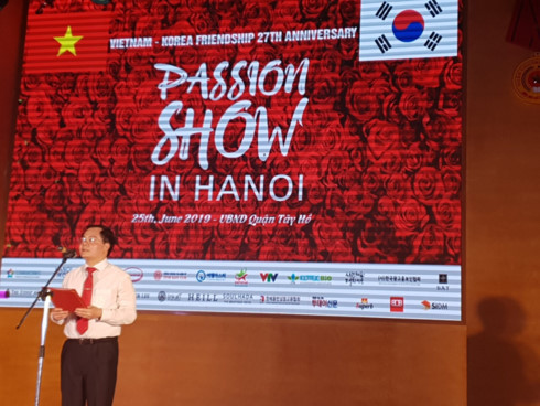 korean and vietnamese traditional outfits featured at hanoi passion show hinh 1