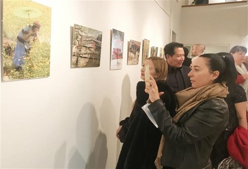 photo exhibition on vietnam opens in hungary hinh 0