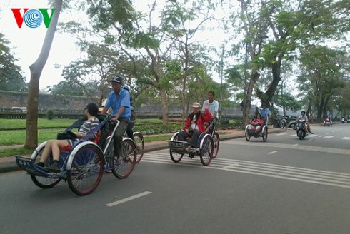 cyclo tours in hue ancient city hinh 1