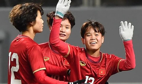 minister ngoc thien offers congratulations to vietnamese women's football team hinh 0