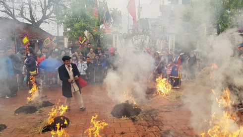 rice cooking contest in hanoi's thi cam village hinh 1