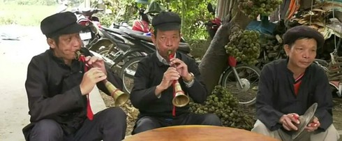 pi le panpipe, a traditional musical instrument of the giay hinh 0
