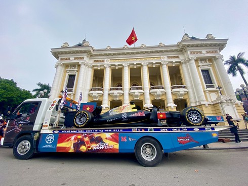 hanoi streets aroused by f1 model car parade hinh 1