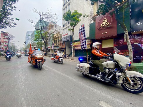hanoi streets aroused by f1 model car parade hinh 0