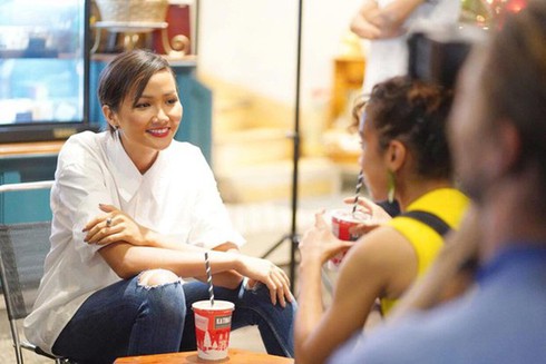 american actress liza koshy, h’hen nie promote girls' education in vietnam hinh 1
