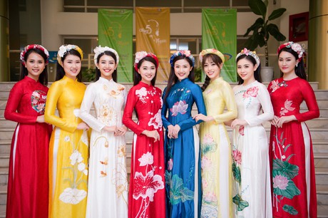 ao dai design contest honours national costume hinh 0