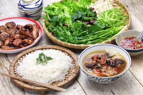 french newspaper introduces hanoi’s must-eat street food hinh 0