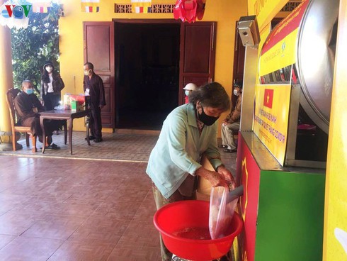 rice atm helps vietnam’s poor survive covid-19 pandemic hinh 0