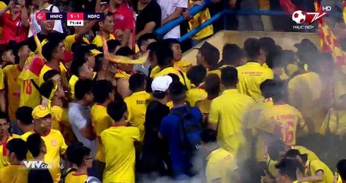 football fans imprisoned for burning flares at hang day stadium hinh 0