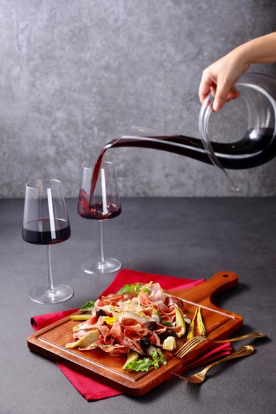 what makes hanoi’s first gold-plated hotel special? hinh 16