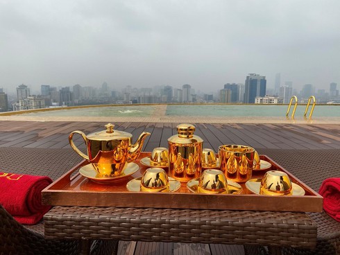 what makes hanoi’s first gold-plated hotel special? hinh 5
