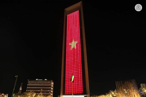 world’s tallest tower features vietnamese flag to mark national day hinh 1