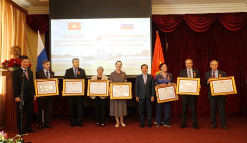 russians honoured for help with uncle ho’s remains maintenance hinh 0