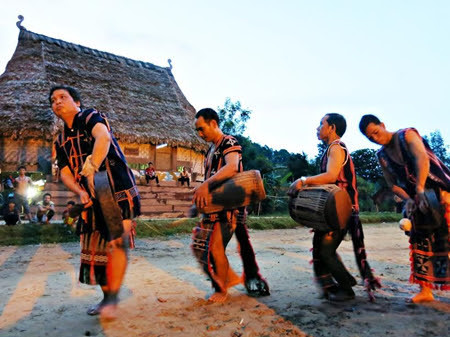 gongs and drums of the co tu hinh 1