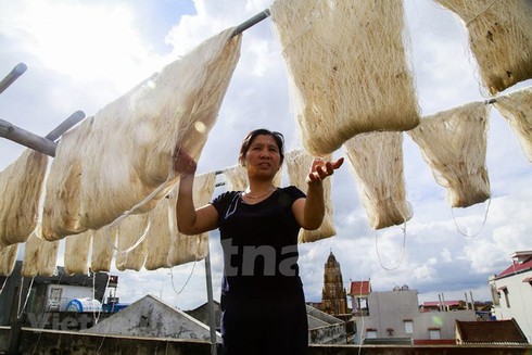 co chat silk village keeps thread alive hinh 0