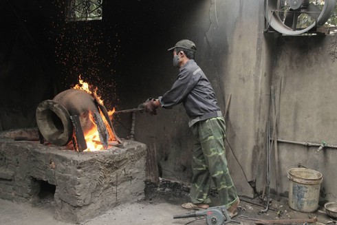 y yen bronze casting village keeps furnaces burning hinh 0