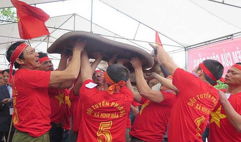 vietnamese folk games: sitting tug-of-war and clay firecracker hurling hinh 1