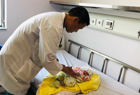 lao new-born flown to hanoi for heart operation hinh 0