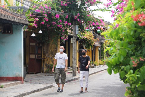 foreigners offered free covid-19 testing upon leaving hoi an hinh 0