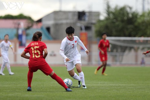 two female footballers invited to play in europe hinh 0