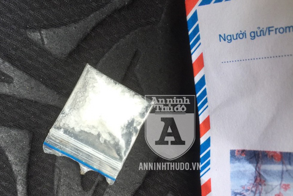 'Quái chiêu' giấu ma túy trong phong bì, giả vờ đi đám cưới