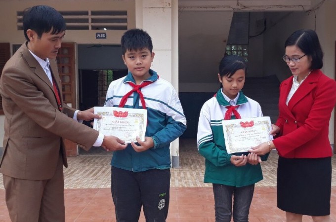 Nghe VietNamNet: Tuyên dương các học sinh nhặt được của rơi tìm người trả lại