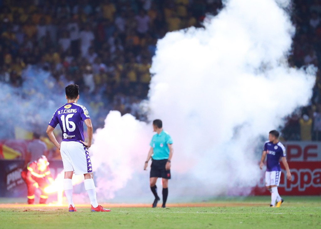 Nghe VietNamNet: Hà Nội FC thừa nhận thiếu sót dẫn đến sự cố pháo sáng sân Hàng Đẫy