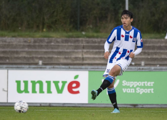 Nghe VietNamNet: Đoàn Văn Hậu gây sốt khi kiến tạo thành bàn trong trận thắng của Heerenveen