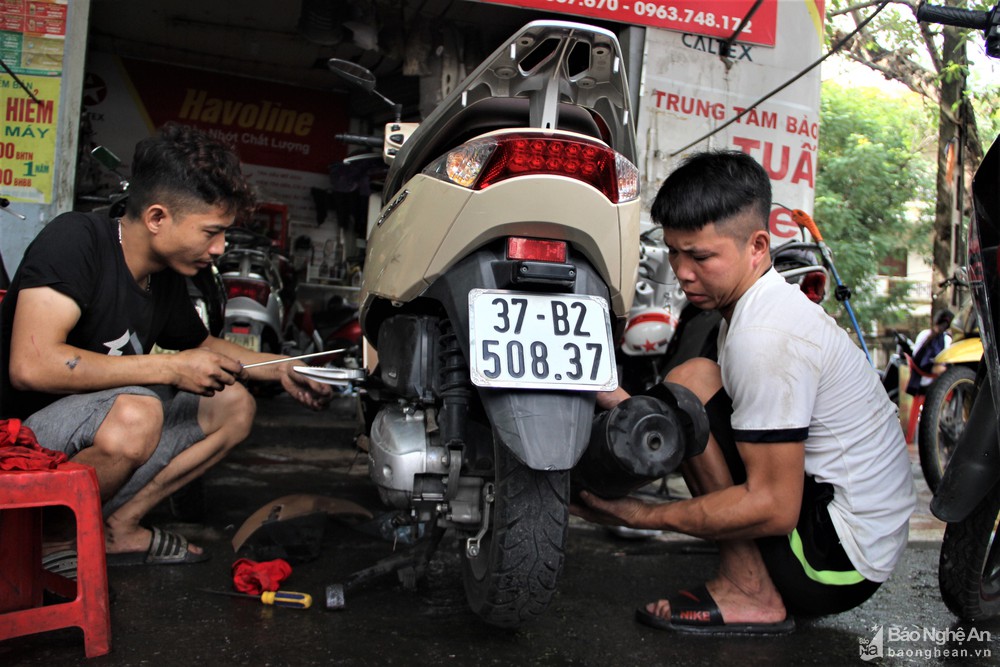 Hàng loạt xe ngập nước, dân Vinh xếp hàng sửa xe
