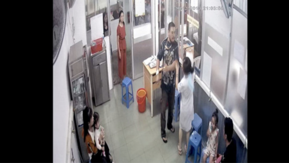 Nghe VietNamNet: Nữ điều dưỡng bị cha của bệnh nhi đánh gãy xương hàm