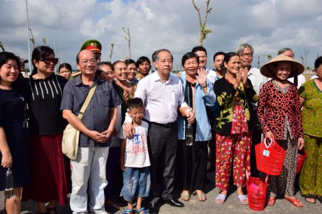 Chủ tịch tỉnh dẫn hàng trăm hộ dân đi xem nơi ở mới