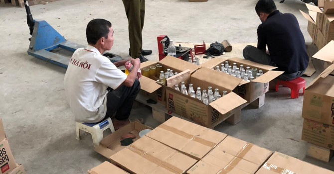 Phát hiện gần 70.000 chai nước ngọt hết hạn bị tẩy xóa