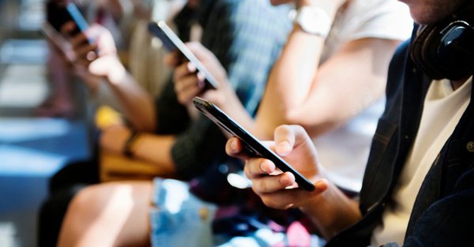 Smartphone “lấy đi” gần 9 năm cuộc đời mỗi người