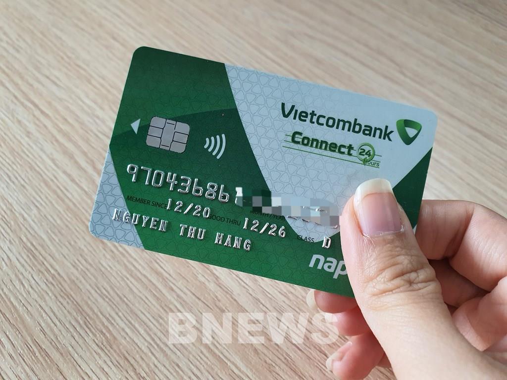 Sử dụng thẻ ATM gắn chip Vietcombank để thanh toán mọi lúc mọi nơi một cách dễ dàng và tiện lợi. Với tính năng chống sao chép chip của thẻ, bạn hoàn toàn yên tâm về tính bảo mật khi sử dụng. Hãy xem hình ảnh để hiểu thêm về những tiện ích mà thẻ ATM gắn chip Vietcombank mang lại cho bạn.