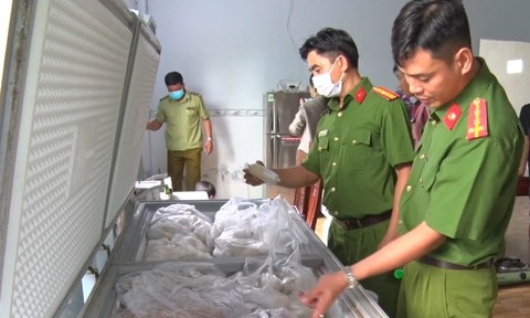 Mua chả lụa cá về thay nhãn