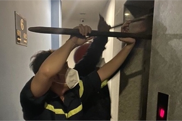 TP.HCM: Cảnh sát PCCC cứu người mắc kẹt trong thang máy ở tầng 6