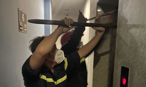 TP.HCM: Cảnh sát PCCC cứu người mắc kẹt trong thang máy ở tầng 6