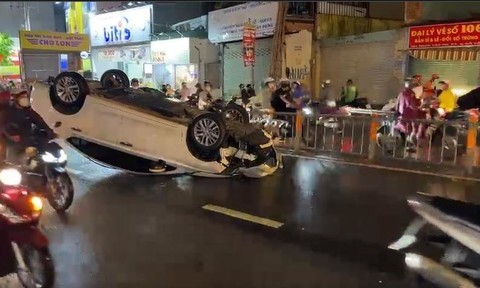 The car overturned in the middle of the street, the female driver panicked, crawled out, and the traffic was paralyzed