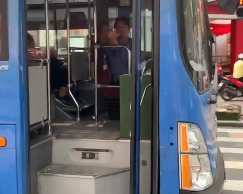 Nghe VietNamNet: Đình chỉ tài xế xe buýt có hành vi vô văn hóa với người đi đường
